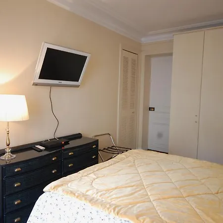 Two-bedroom Champs-elysees * Párizs