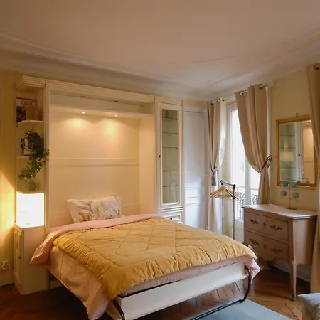 Apartment Two-Bedroom Apartment Champs-Elysees *