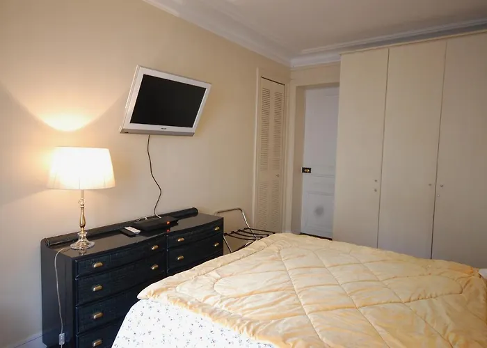 Two-bedroom Champs-elysees * باريس