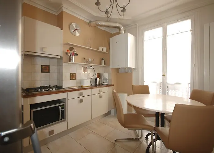 Two-bedroom Champs-elysees * باريس