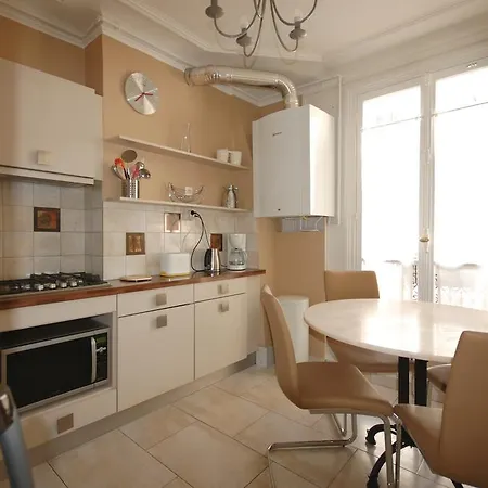 Two-bedroom Champs-elysees * Paris