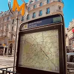 Two-bedroom Champs-elysees דירה *