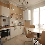 Two-bedroom Champs-elysees * פריז